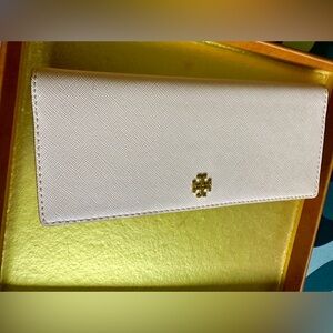 Tory Burch Robinson seem wallet in pale apricot BNWts🥰